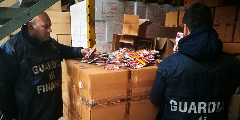 Stick di colla pericolosi, interviene la GdF