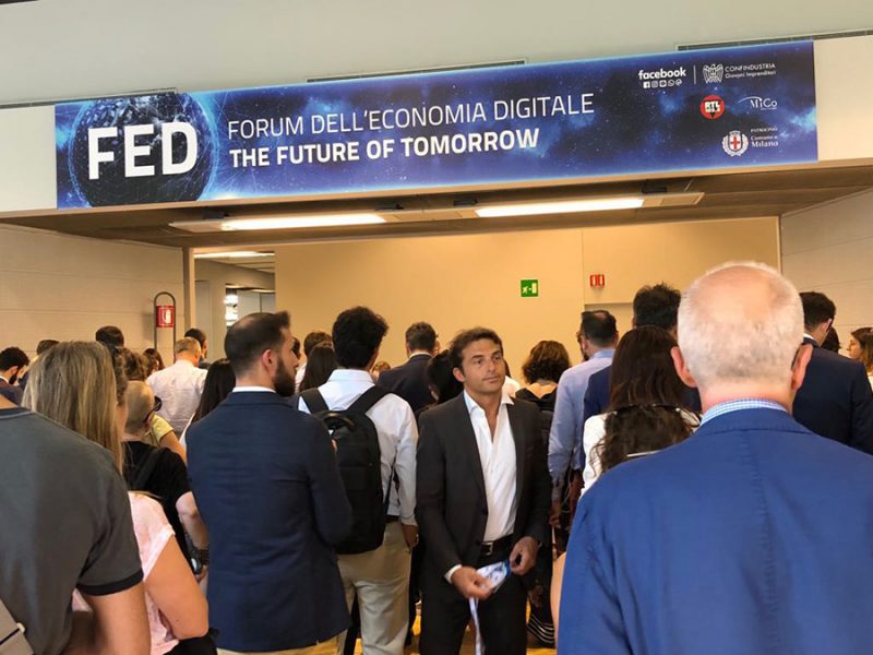Tutti in coda per il Forum dell’Economia Digitale