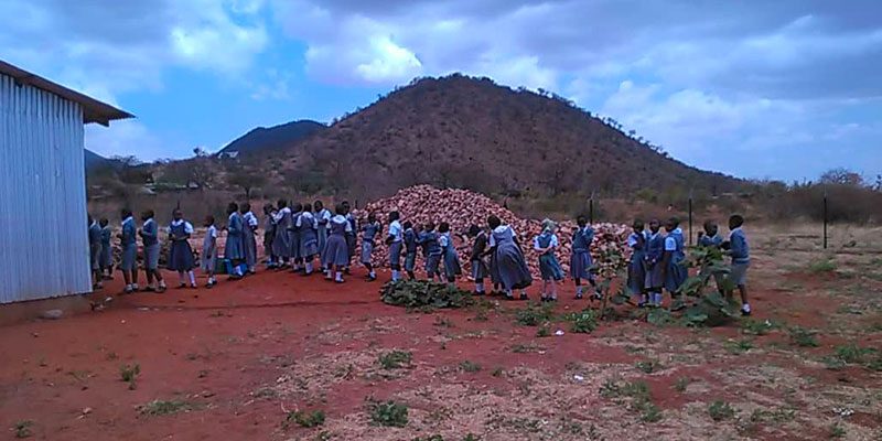 Un aiuto (in materiali) per costruire una scuola in Tanzania