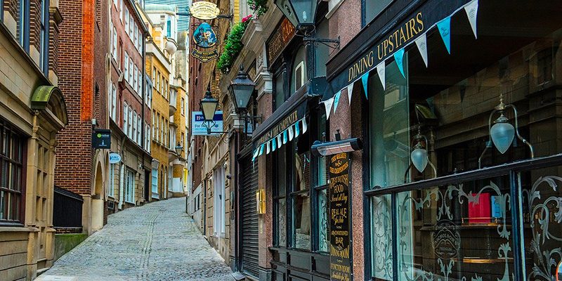 La riscoperta del negozio sotto casa (e l’artigiano in chat)